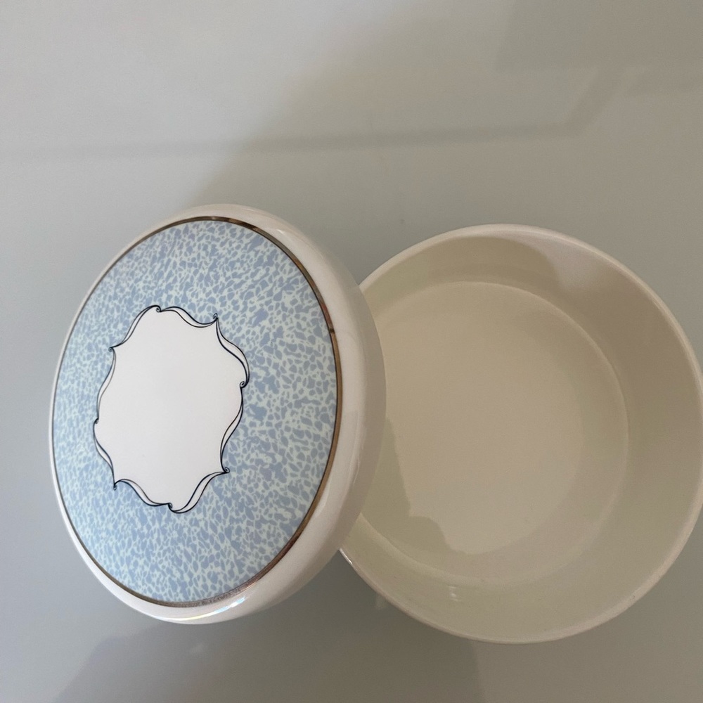 Wedgwood Venice bone china box - Picture 4 of 9